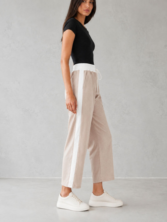 Pantaloni pentru femei de culoare bej închis, cu croi larg