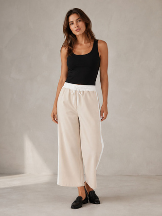 Pantaloni pentru femei de culoare bej deschis, cu croi larg