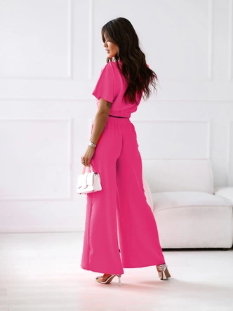Un set elegant format dintr-un top scurt și pantaloni cu talie înaltă, de culoare fucsia