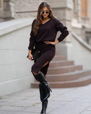 Set din tricot, de culoare ciocolatie, compus din bluză și fustă