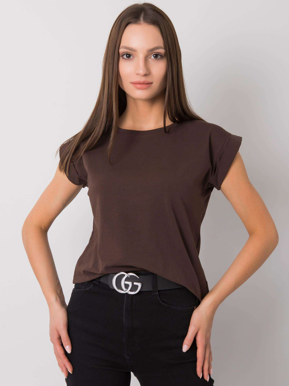 Tricou basic de culoare maro închis, cu mâneci scurte