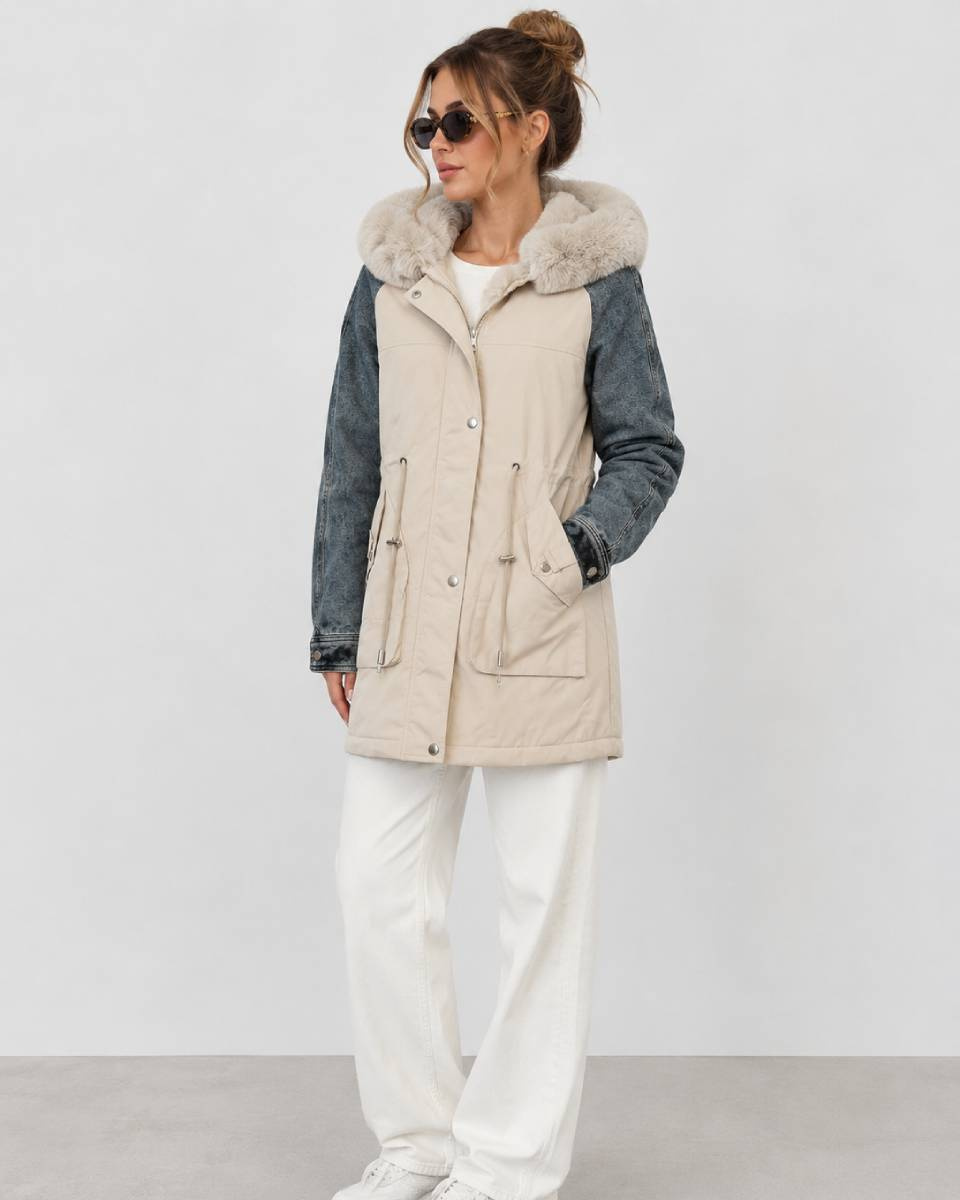 Parka pentru femei în nuanțe de bej și bleumarin, cu mâneci din denim și căptușeală din blană