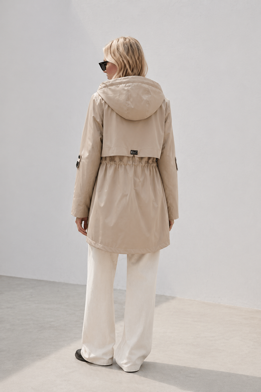 O jachetă simplă, de culoare bej închis, în stil parka
