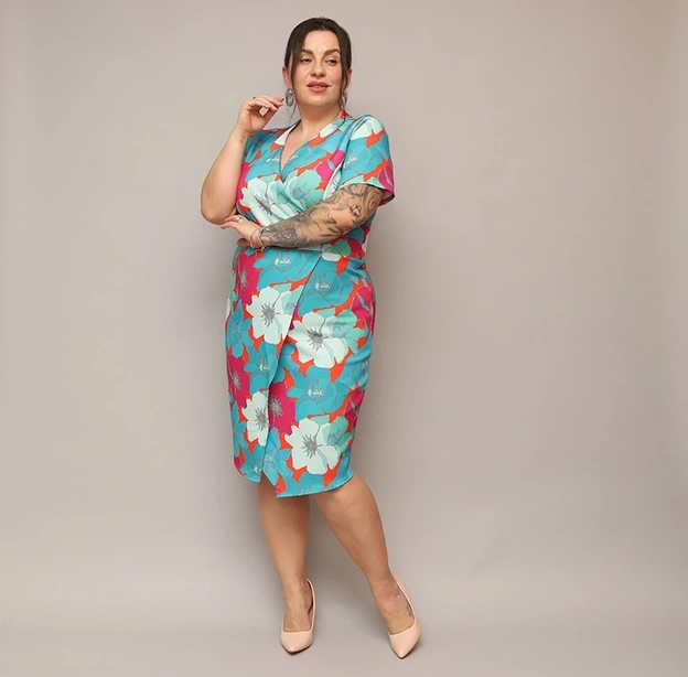 Rochie plus size cu decolteu tip plic, cu flori verzi și portocalii