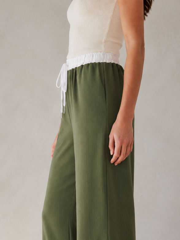 Pantaloni khaki pentru femei, cu croi larg
