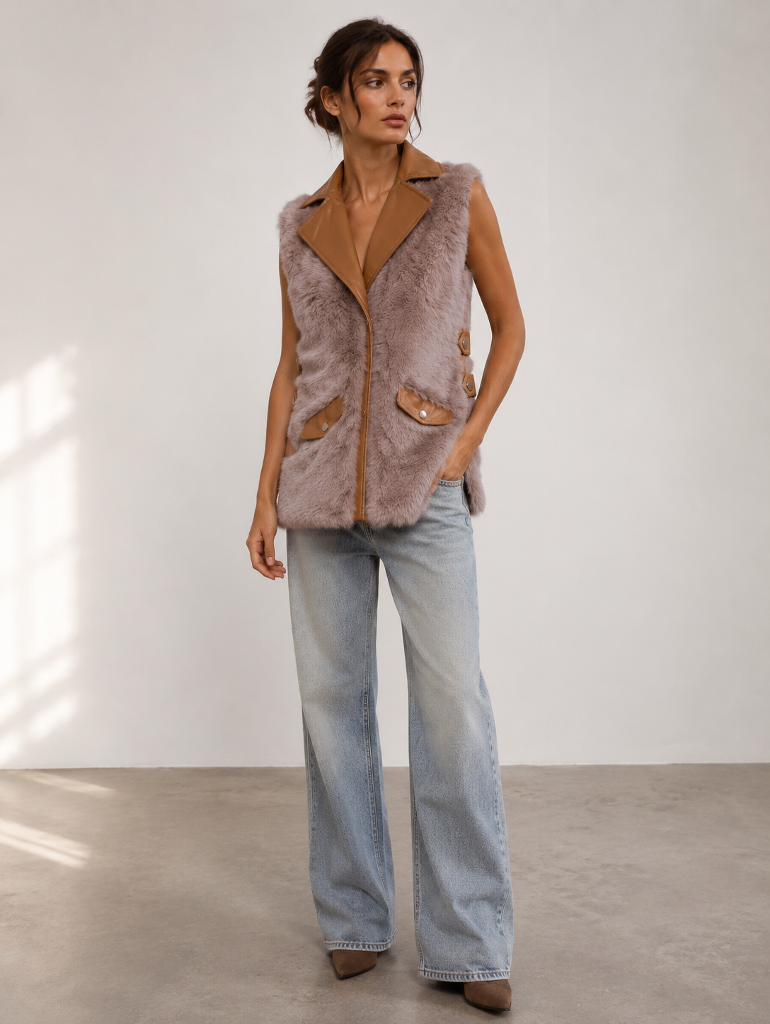 O vestă elegantă pentru femei, de culoare bej-caramel, din piele ecologică și blană