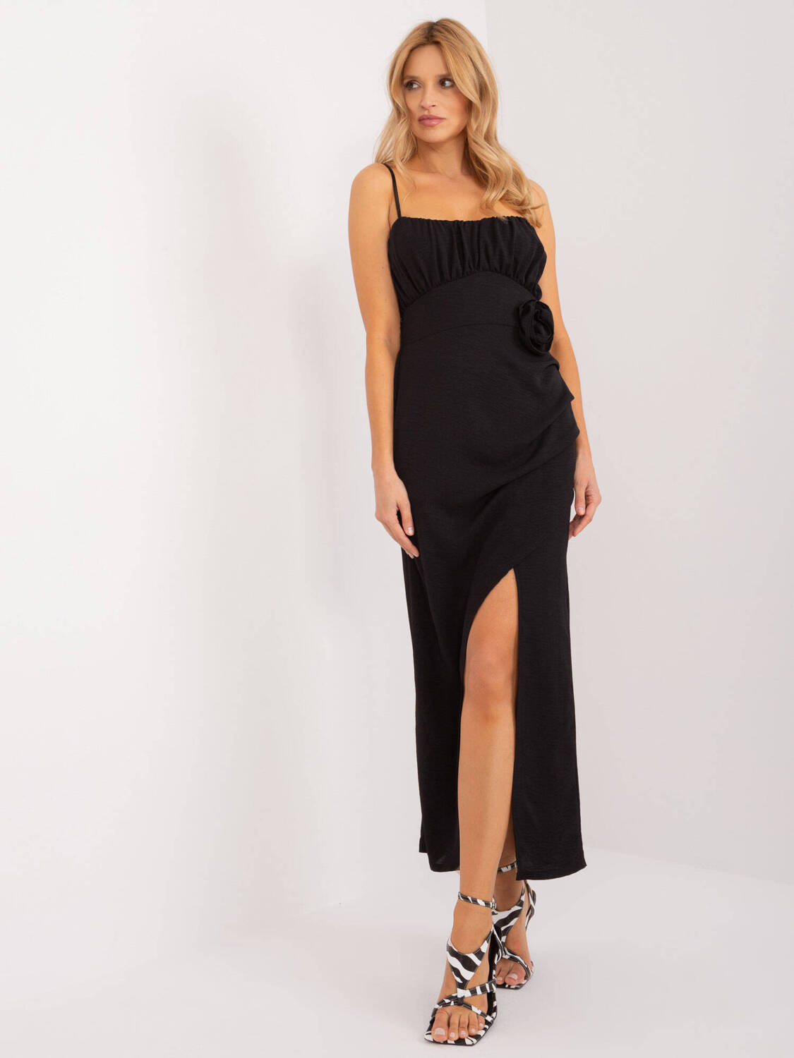 O rochie neagră elegantă cu bretele