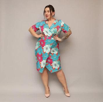 Rochie plus size cu decolteu tip plic, cu flori verzi și portocalii