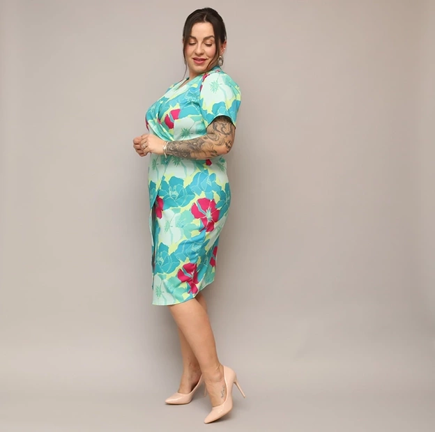Rochie plus size cu decolteu tip plic, verde-fucsia, cu flori