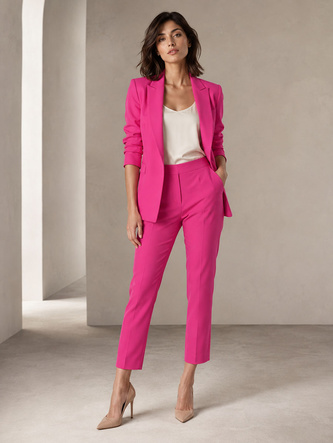 Un set elegant format din sacou fără închidere și pantaloni de culoare roz închis