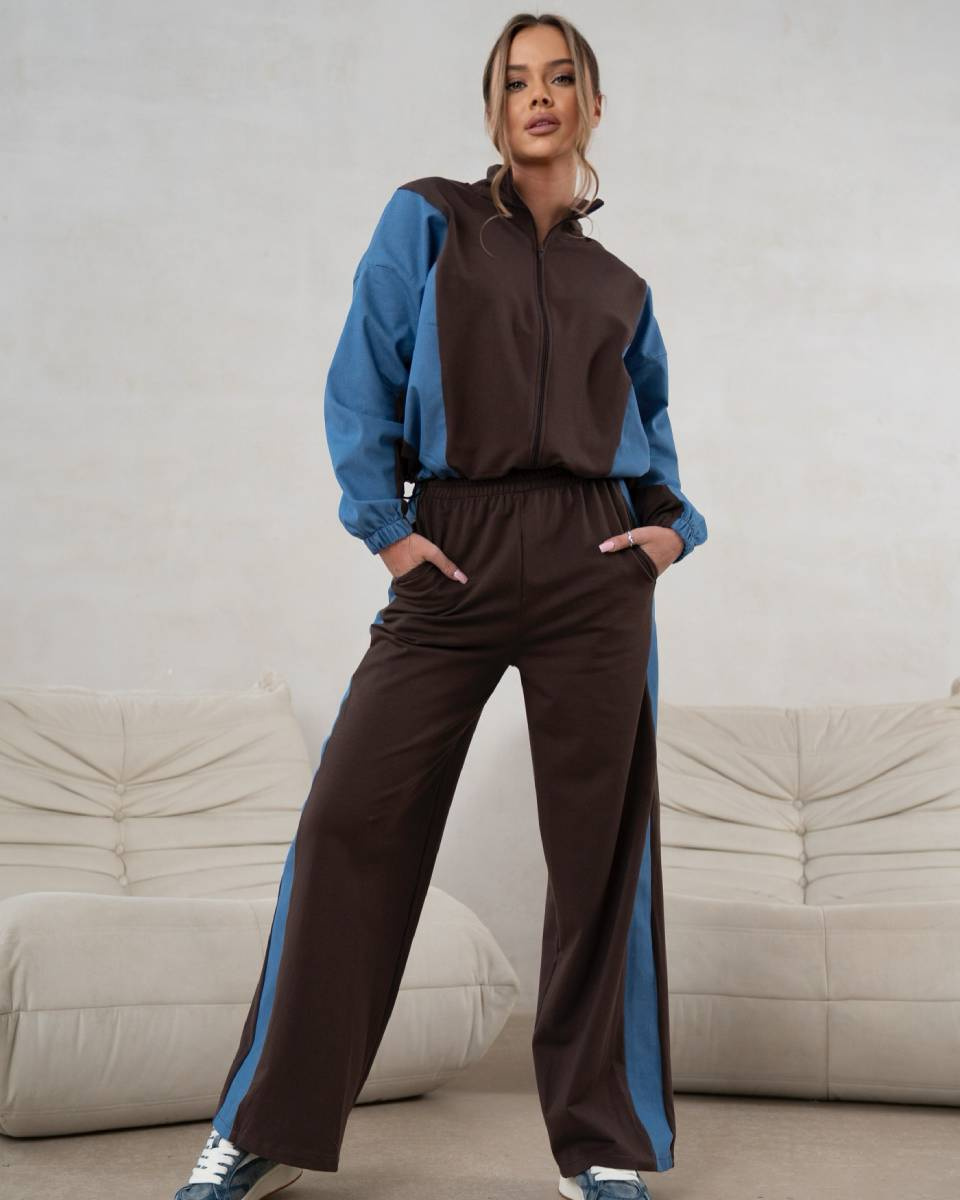 Un set elegant de trening în nuanțe de ciocolată – hanorac cu fermoar și pantaloni cu talie înaltă