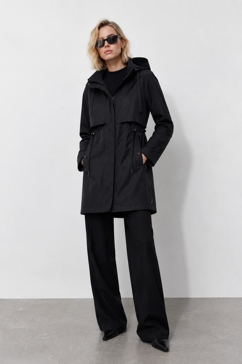 Jachetă neagră, simplă, strânsă în talie