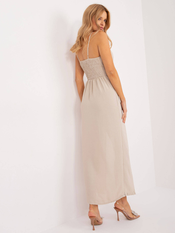 O rochie elegantă, de culoare bej deschis, cu bretele