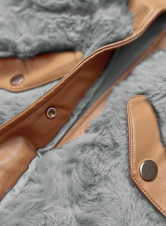 O vestă elegantă pentru femei, de culoare gri-caramel, din piele ecologică și blană