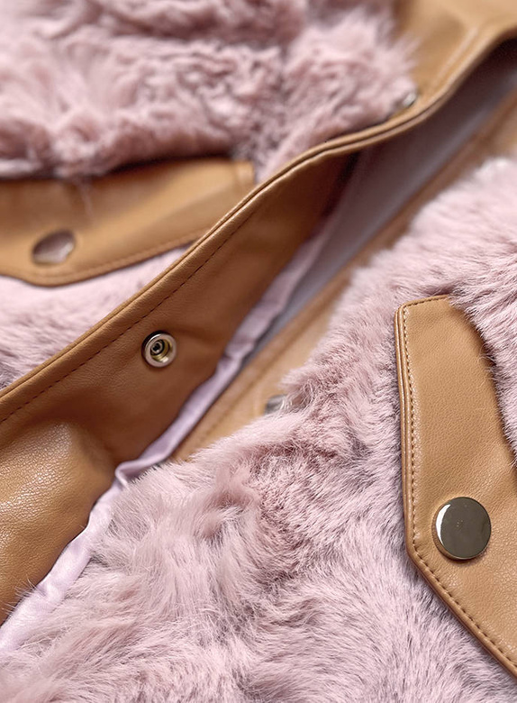 O vestă elegantă pentru femei, de culoare roz-caramel, din piele ecologică și blană