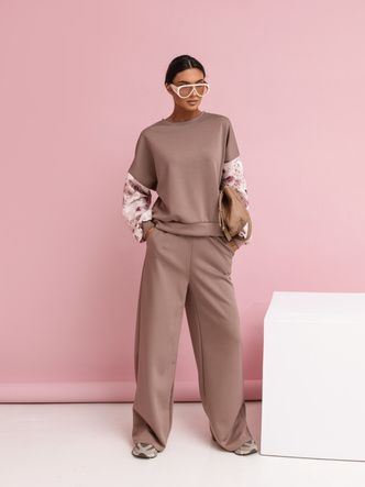 Un set casual confortabil pentru femei, compus din pantaloni largi și un hanorac lejer de culoare cappuccino