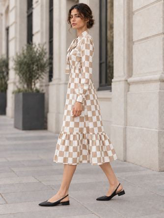Biało-beżowa sukienka z rozkloszowanym dołem