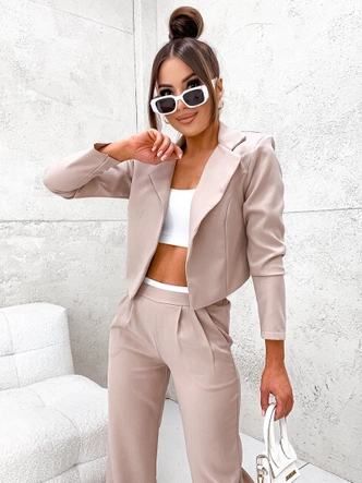 Un set elegant de sacou și pantaloni în nuanță de bej