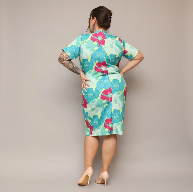 Rochie plus size cu decolteu tip plic, verde-fucsia, cu flori
