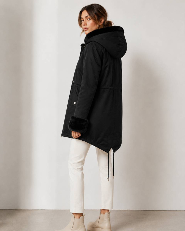 Parka neagră de iarnă cu căptușeală din blană