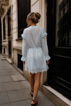 Rochie scurtă din bumbac, brodată, cu mâneci lungi, de culoare albastru deschis