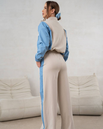 Un set elegant de trening de culoare bej – hanorac cu fermoar și pantaloni cu talie înaltă