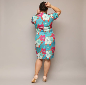 Rochie plus size cu decolteu tip plic, cu flori verzi și portocalii