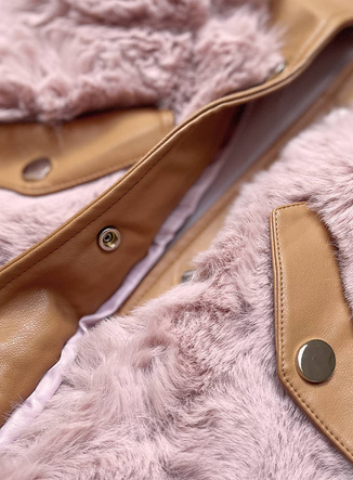 O vestă elegantă pentru femei, de culoare roz-caramel, din piele ecologică și blană