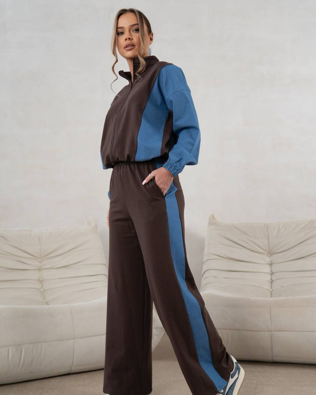 Un set elegant de trening în nuanțe de ciocolată – hanorac cu fermoar și pantaloni cu talie înaltă