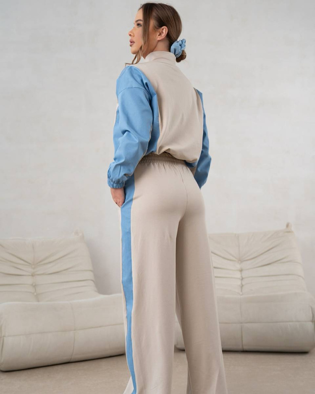 Un set elegant de trening de culoare bej – hanorac cu fermoar și pantaloni cu talie înaltă