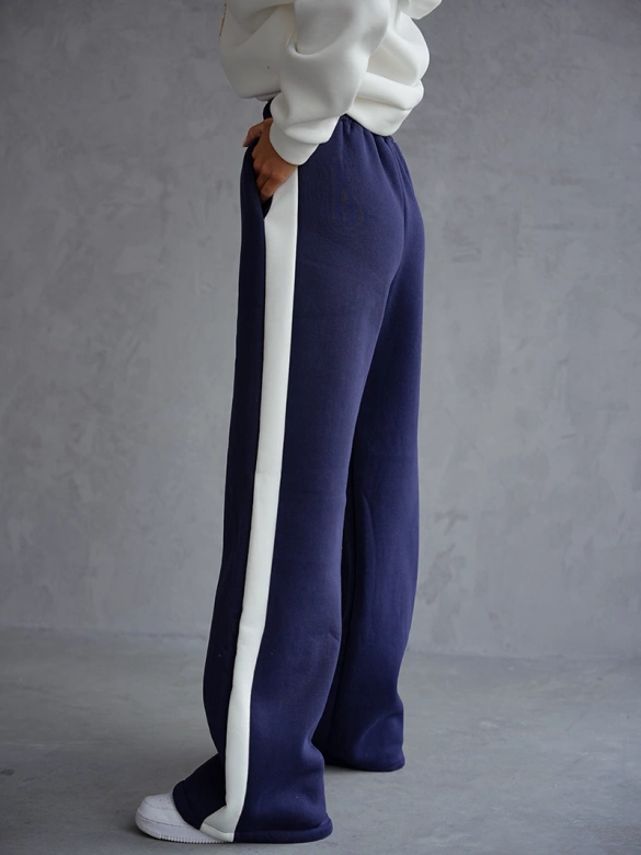 Set de damă de culoare bleumarin, compus dintr-un hanorac și pantaloni largi