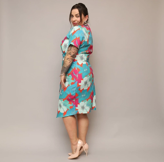 Rochie plus size cu decolteu tip plic, cu flori verzi și portocalii