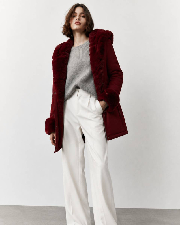 O parka de iarnă călduroasă, de culoare burgund, cu blană și glugă