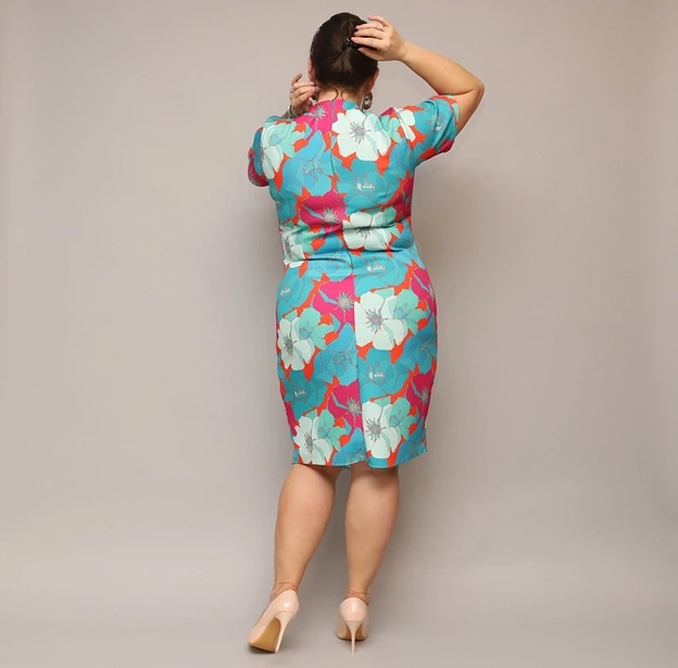 Rochie plus size cu decolteu tip plic, cu flori verzi și portocalii