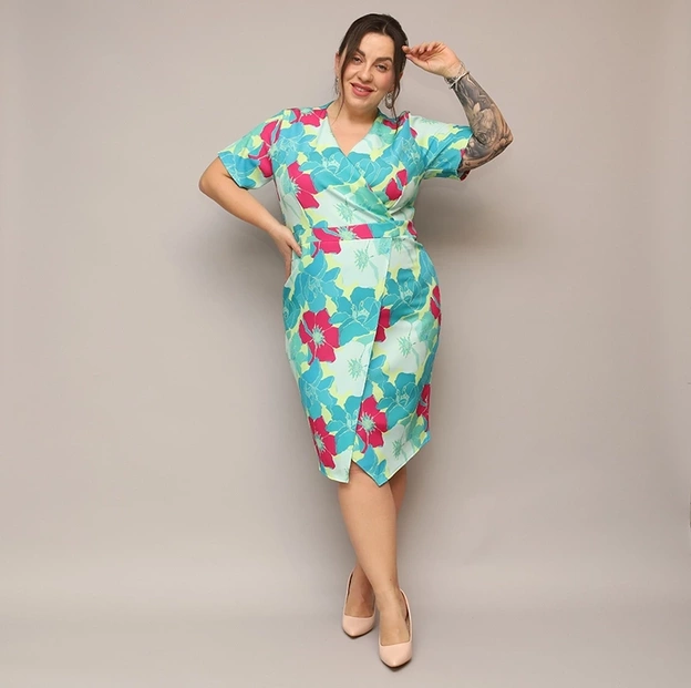 Rochie plus size cu decolteu tip plic, verde-fucsia, cu flori