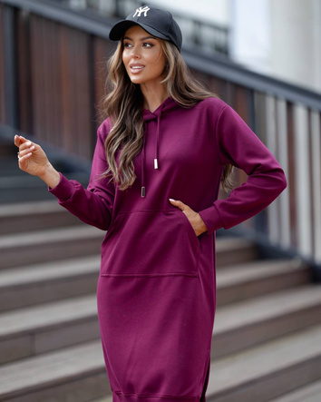 Rochie basic de culoare burgund, deasupra genunchilor