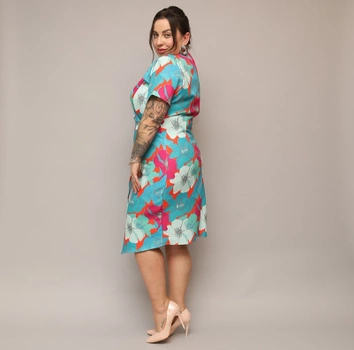 Rochie plus size cu decolteu tip plic, cu flori verzi și portocalii