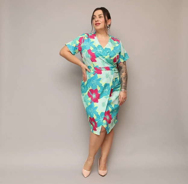 Rochie plus size cu decolteu tip plic, verde-fucsia, cu flori