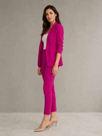 Un set elegant format dintr-un sacou fără închidere și pantaloni de culoare fucsia