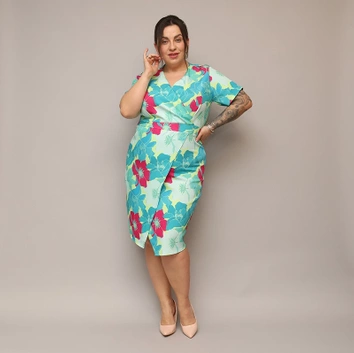 Rochie plus size cu decolteu tip plic, verde-fucsia, cu flori