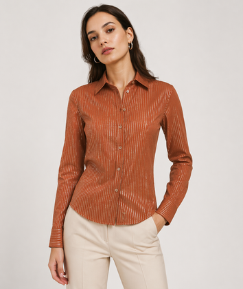 O bluză elegantă de culoare caramel, cu guler