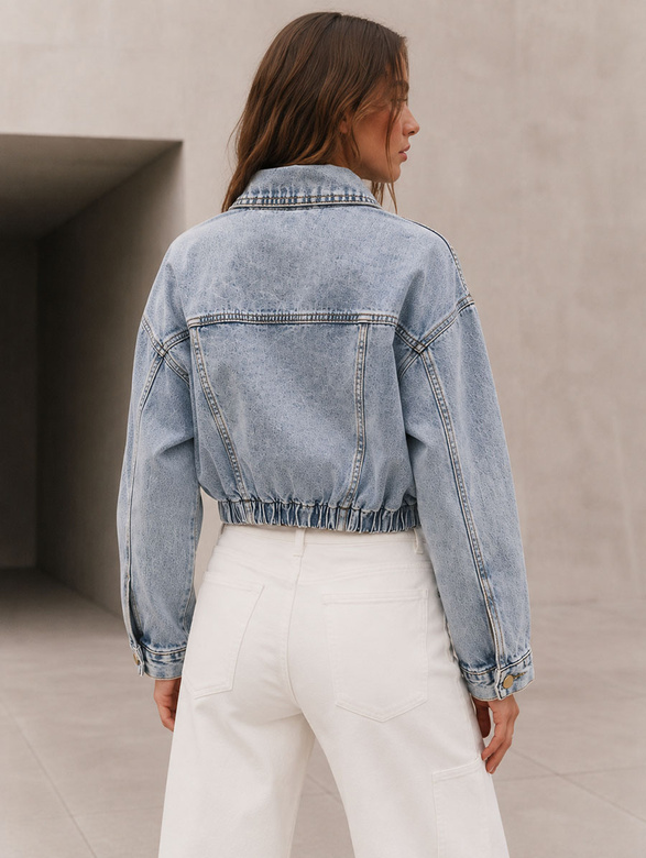 Jachetă scurtă din denim, de culoare albastru deschis