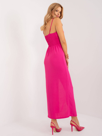 O rochie elegantă cu bretele, de culoare fucsia