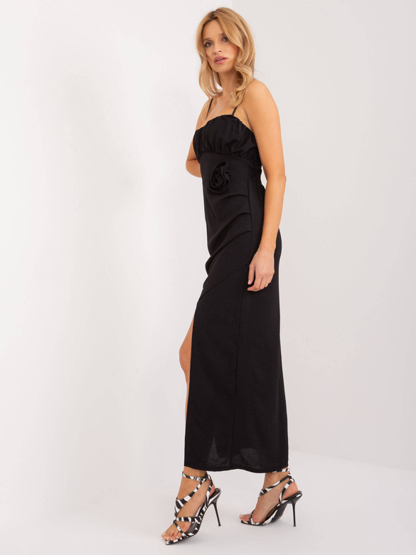 O rochie neagră elegantă cu bretele