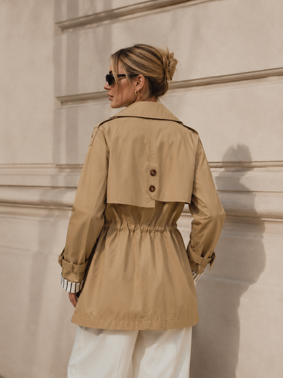 Trench scurt, de culoare bej închis, cu manșete decorative și șnur la talie