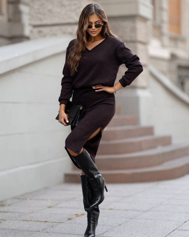 Set din tricot, de culoare ciocolatie, compus din bluză și fustă