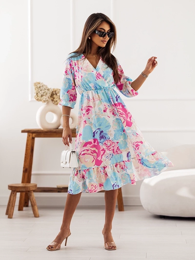 Rochie midi albastră cu accente de roz, cu o tăietură în partea de jos