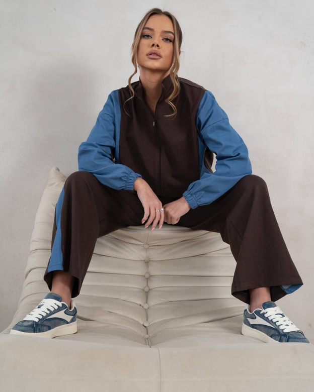Un set elegant de trening în nuanțe de ciocolată – hanorac cu fermoar și pantaloni cu talie înaltă