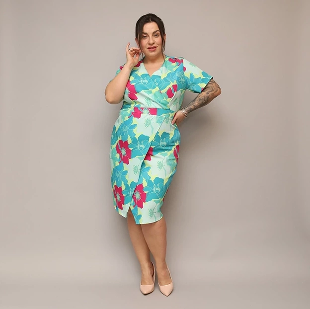 Rochie plus size cu decolteu tip plic, verde-fucsia, cu flori