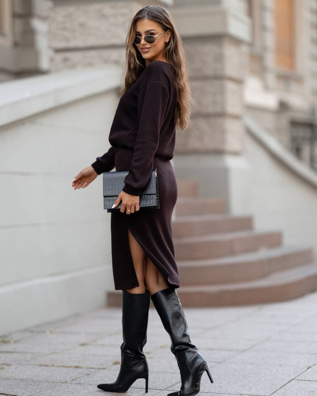 Set din tricot, de culoare ciocolatie, compus din bluză și fustă